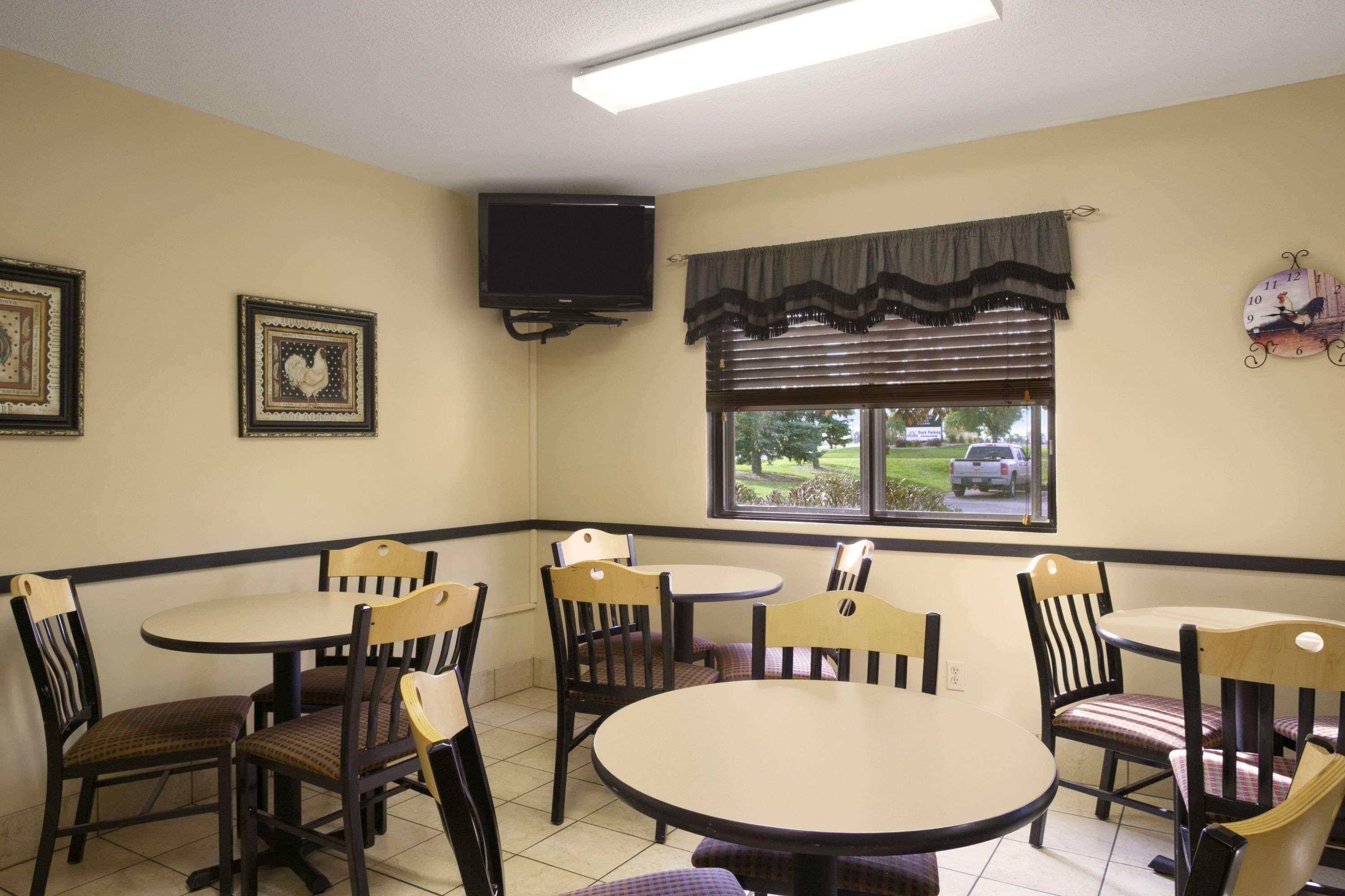 Super 8 By Wyndham Alexandria Mn Motel Bagian luar foto