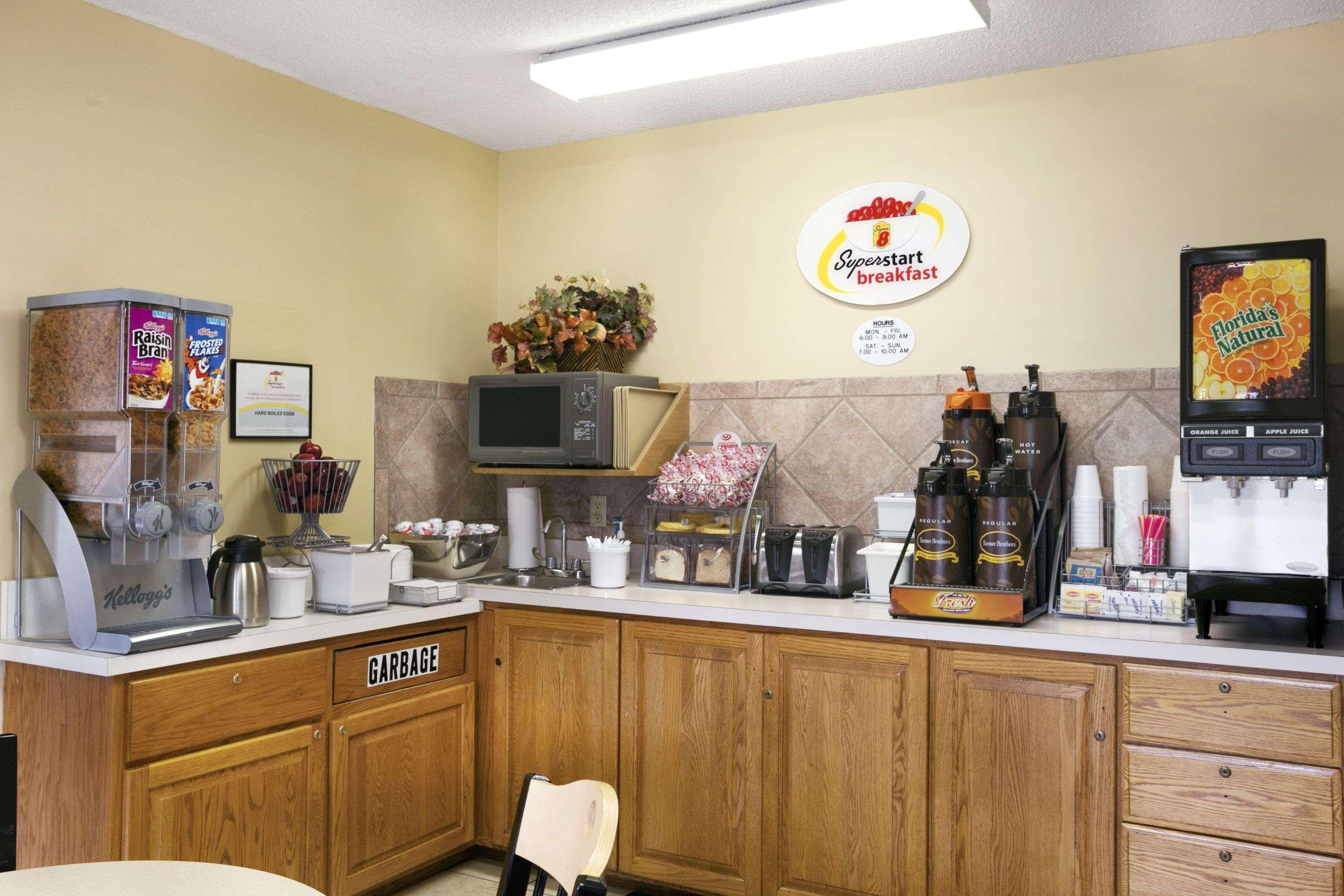 Super 8 By Wyndham Alexandria Mn Motel Bagian luar foto