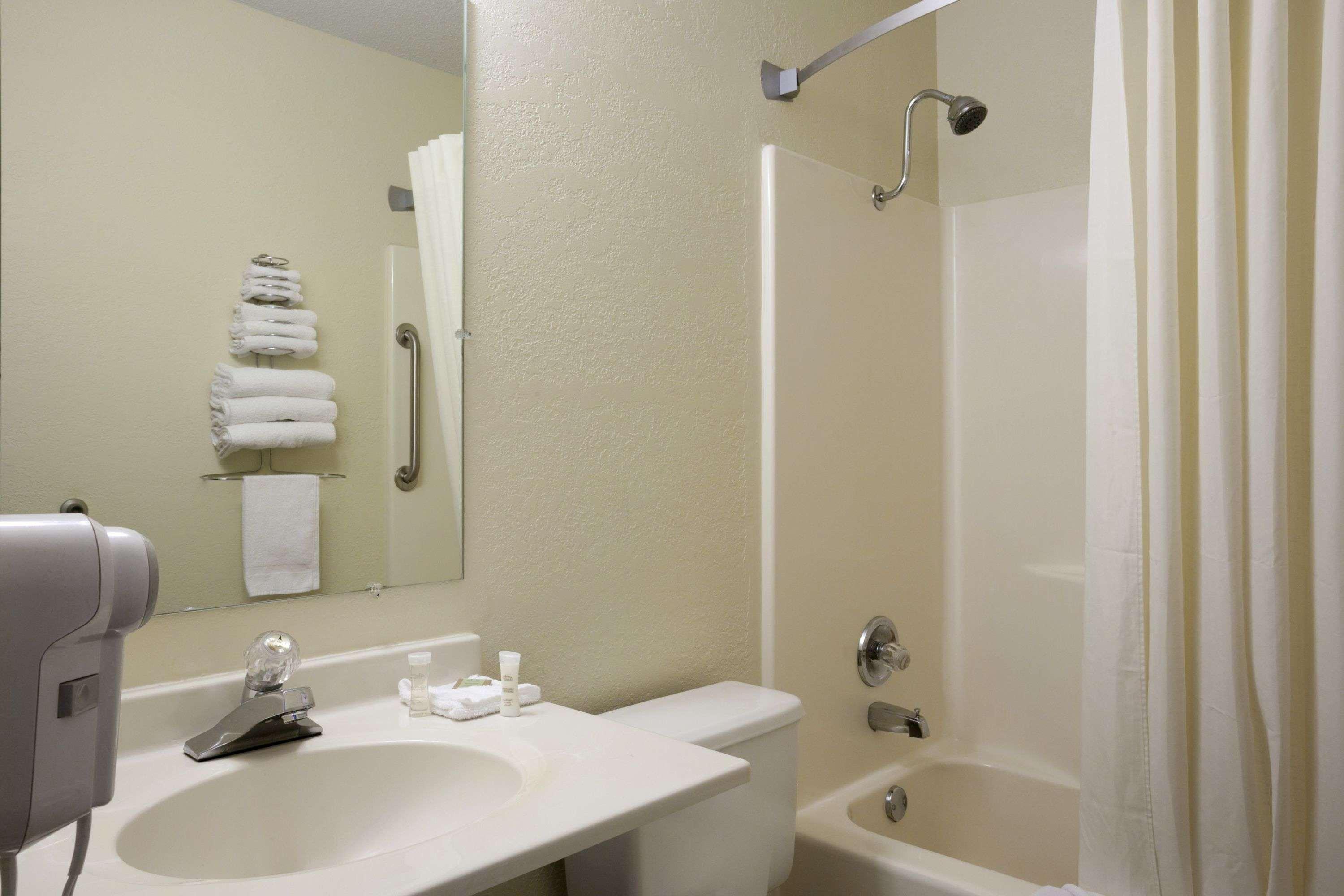 Super 8 By Wyndham Alexandria Mn Motel Bagian luar foto