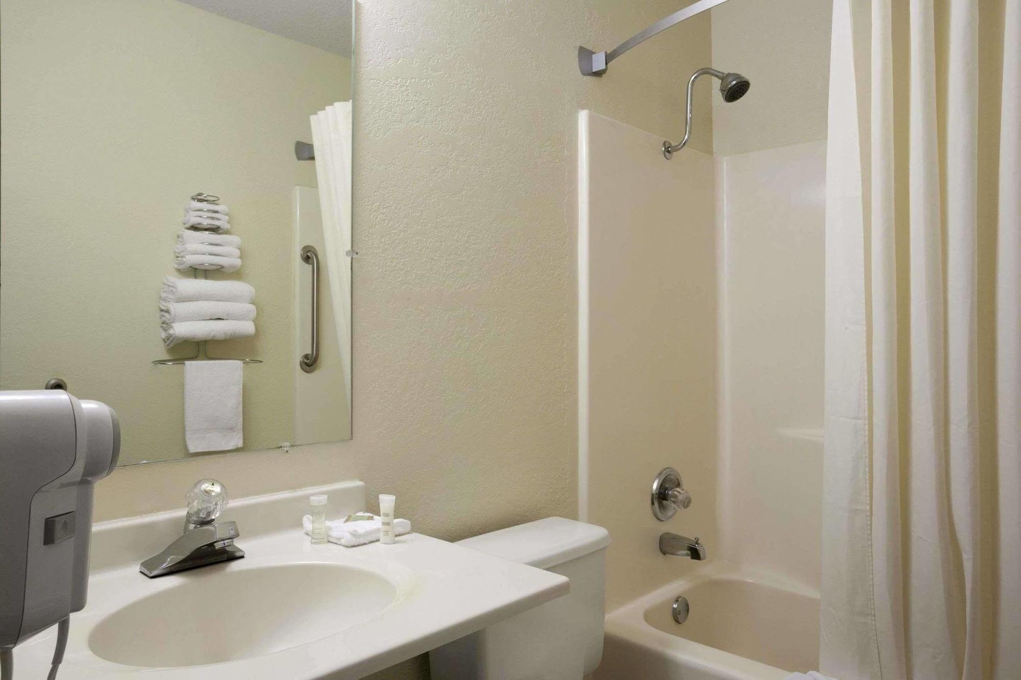 Super 8 By Wyndham Alexandria Mn Motel Bagian luar foto