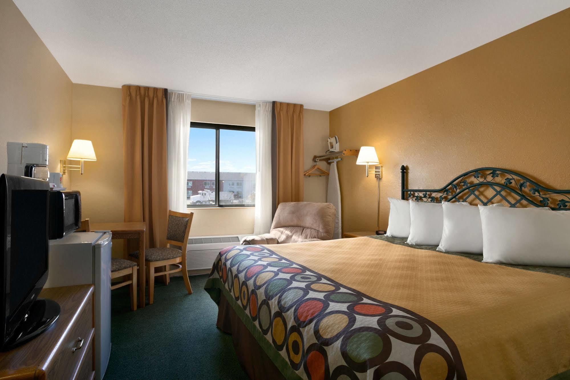 Super 8 By Wyndham Alexandria Mn Motel Bagian luar foto